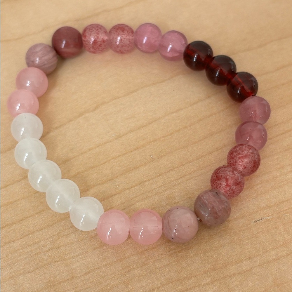 Pink beaded stretch bracelet/ fits wrist size 6 1/4 in / New w/o tags